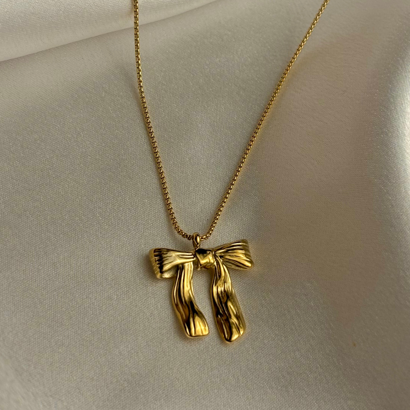 Elegant Bow Pendant Necklace.
