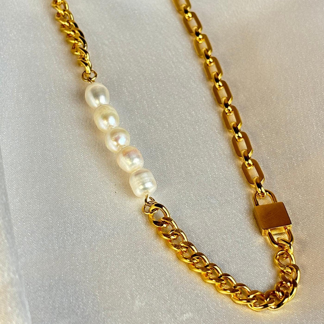 Pearl and chain necklace