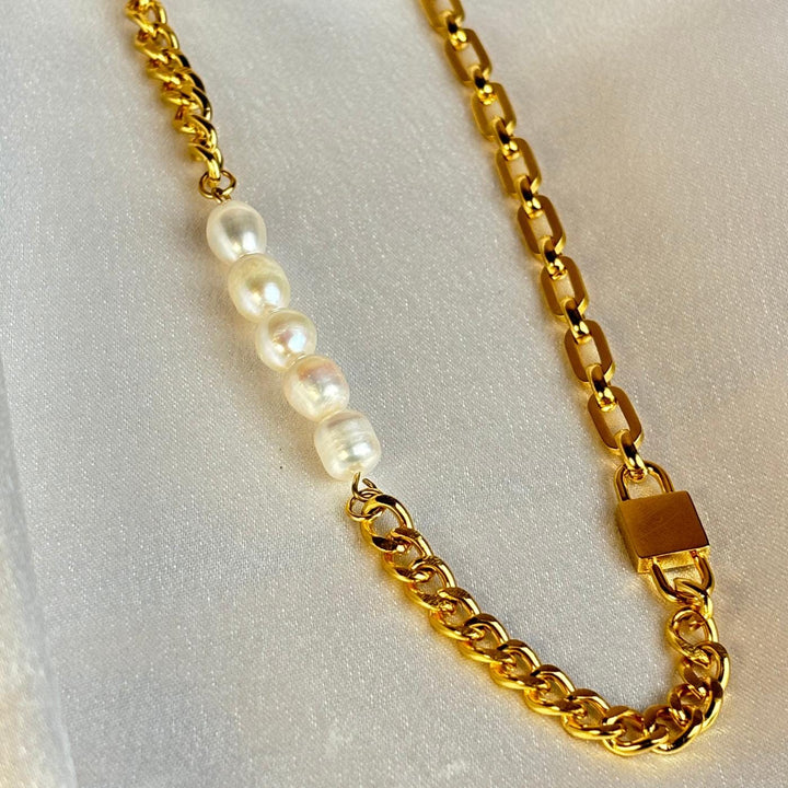 Pearl and chain necklace