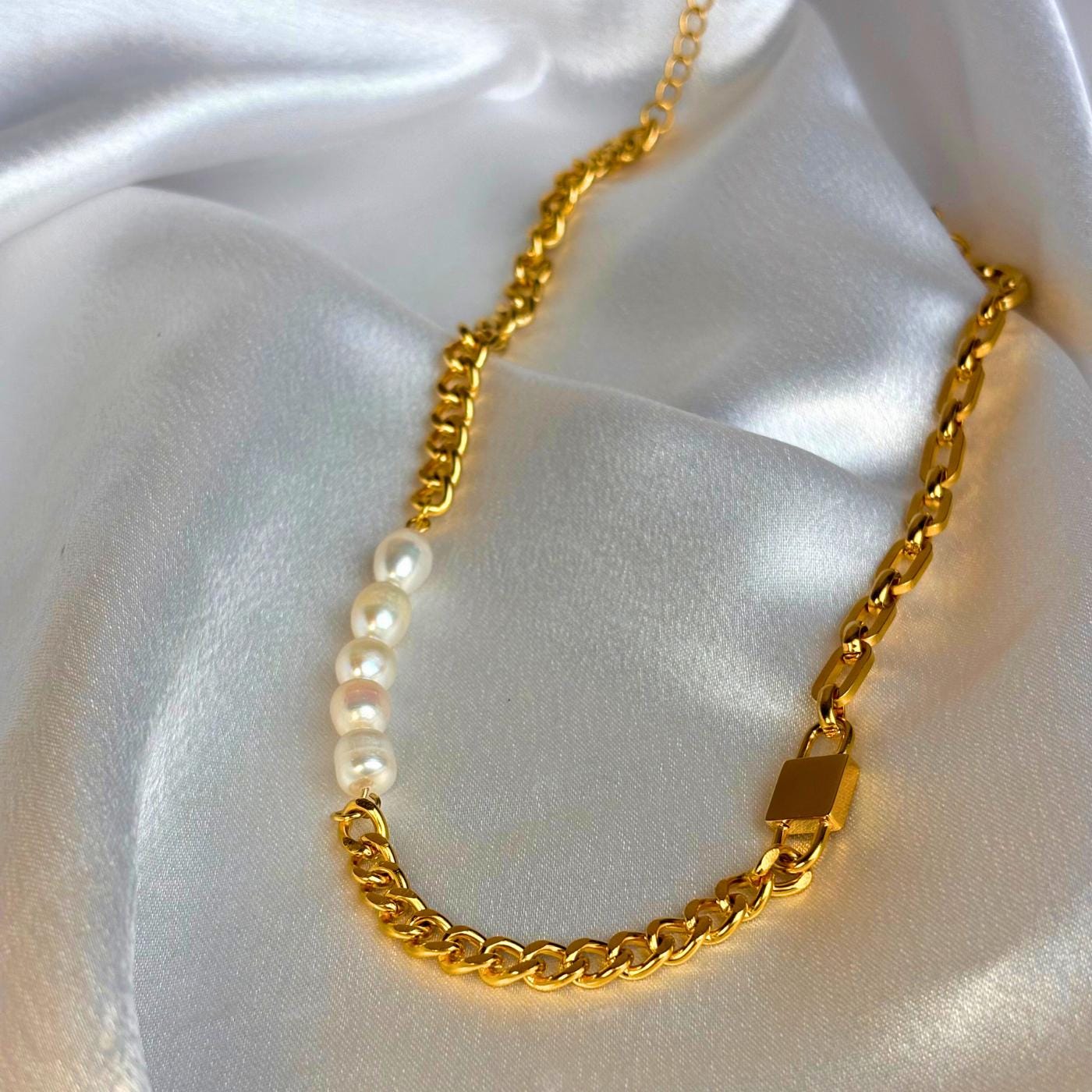 Pearl and chain necklace