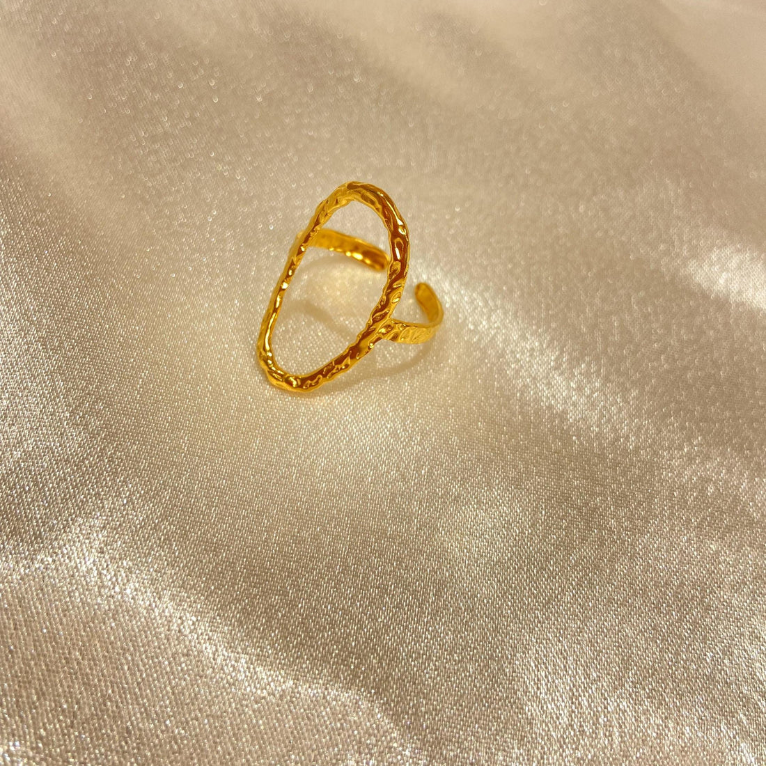 Oval Loop Statement Ring