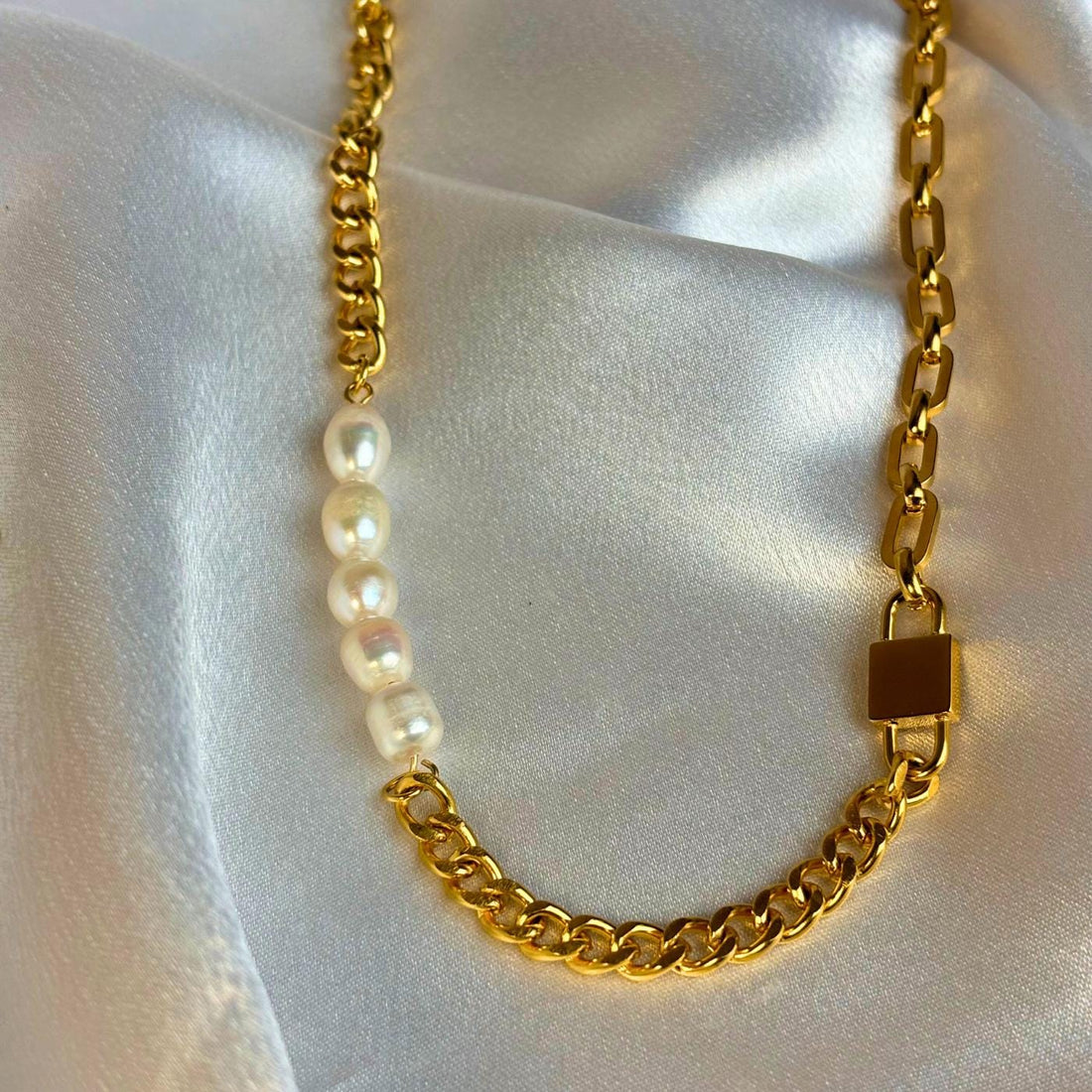 Pearl and chain necklace
