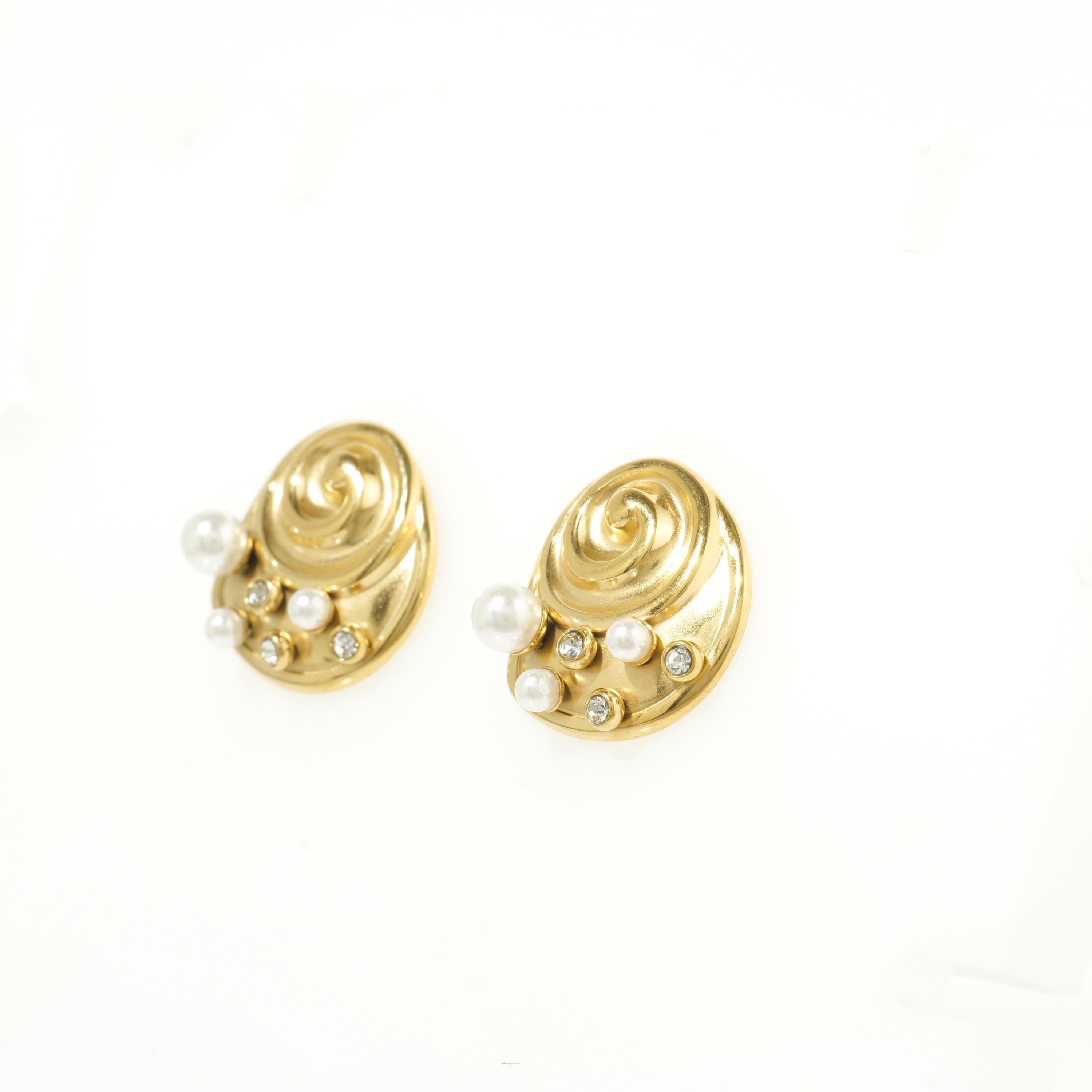 Gold swirl pearl stud earrings